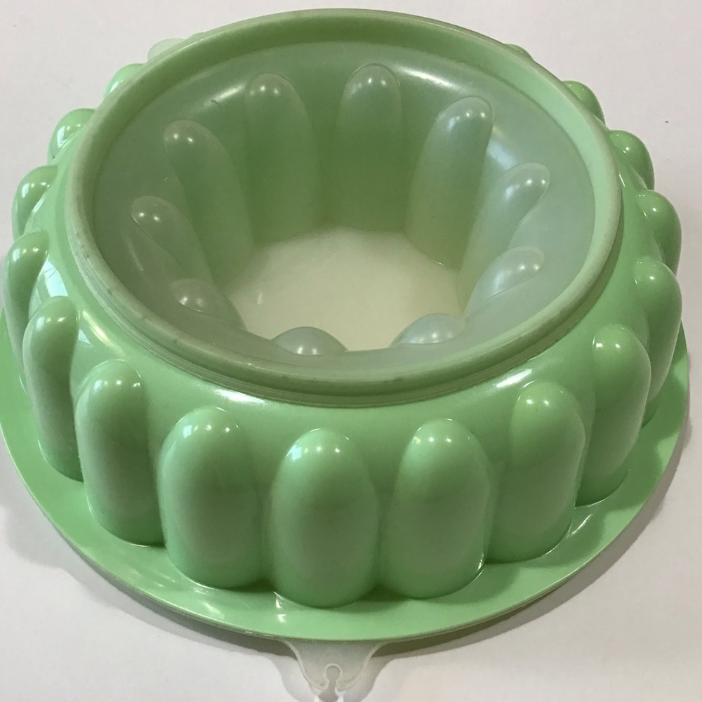 VTG Tupperware Green Jello Gelatin Ring Mold with Lid 9" Jel-Ring K10 70's Party